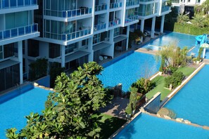 8 piscinas al aire libre, sillones reclinables de piscina