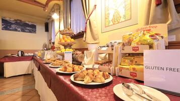 Päivittäinen buffetaamiainen (7 EUR per henkilö)