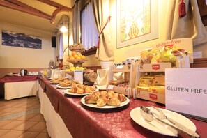 A buffet table with various food items, including gluten-free options, and a sign indicating gluten-free dishes. - Palace Pontedilegno Resort (Ponte di Legno)