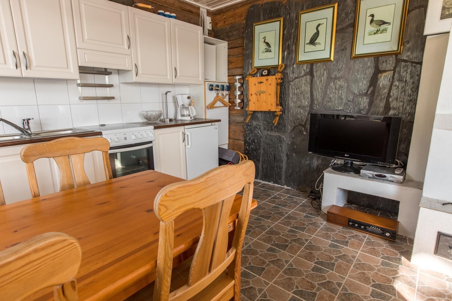 Full-size fridge, microwave, oven, stovetop