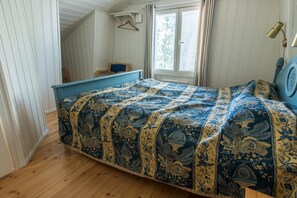 2 bedrooms, desk, iron/ironing board, cots/infant beds