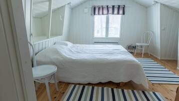 2 bedrooms, desk, iron/ironing board, cots/infant beds