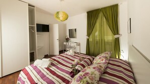 Un dormitorio con cama, escritorio y armario.