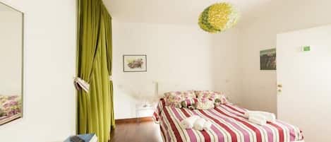 Bureau, Wi-Fi gratuit, draps fournis