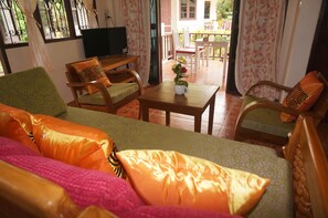 Villa, 2 slaapkamers | Woonkamer | Een 30-inch lcd-televisie met satellietzenders en een televisie