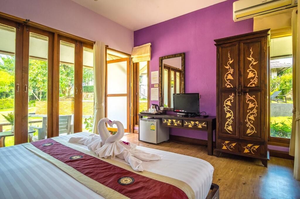 Desk, blackout drapes, rollaway beds, free WiFi