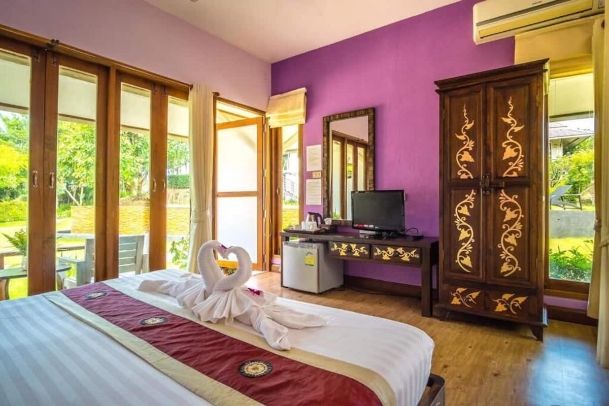 Desk, blackout curtains, rollaway beds, free WiFi