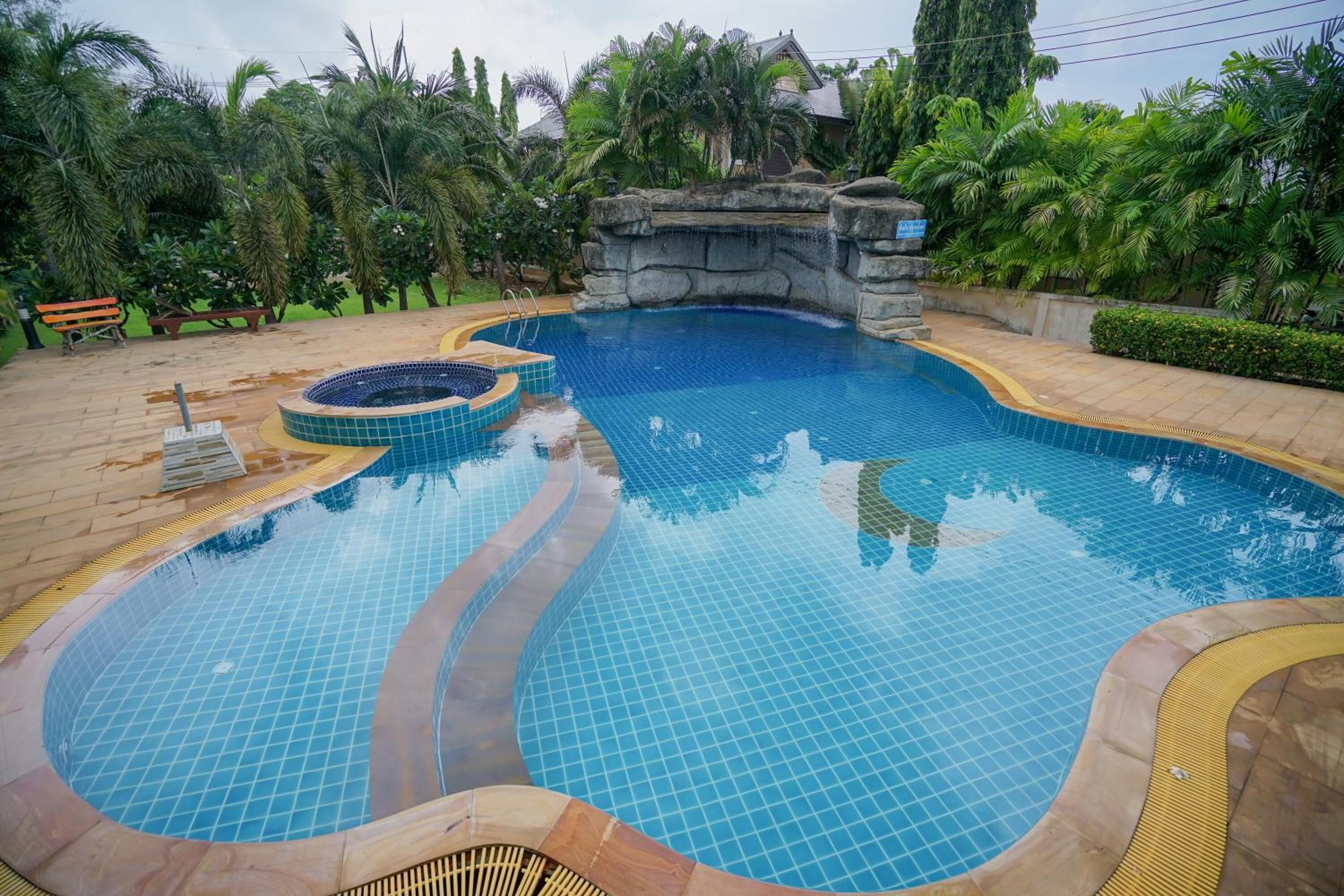 Ulkouima-allas, aurinkotuoleja