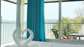 Beachfront Deluxe Bungalow | Desk, blackout drapes, free WiFi
