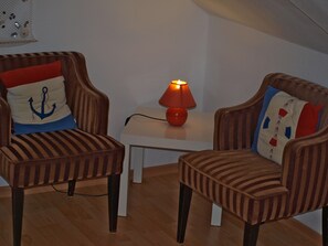 Hypo-allergenic bedding, desk, iron/ironing board, free WiFi