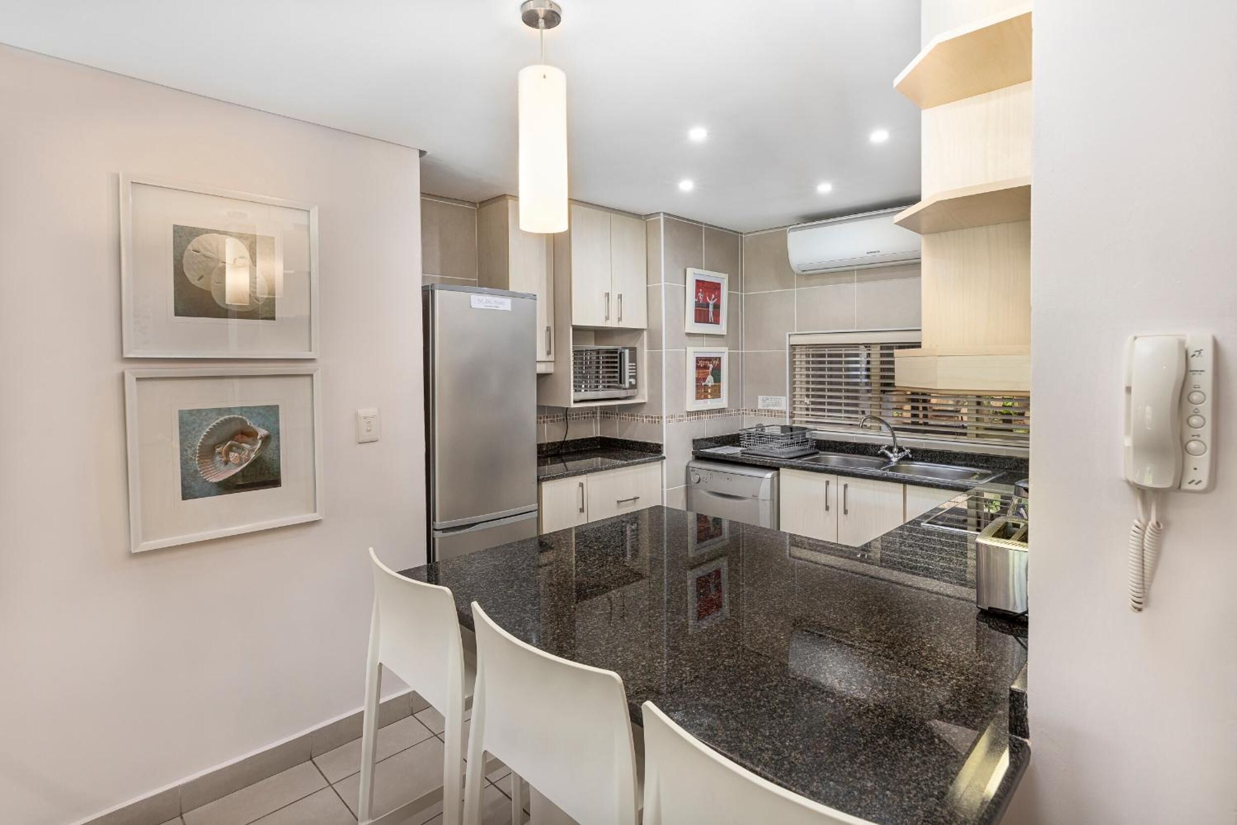 Refrigerador con congelador, microondas y parrilla de estufa 