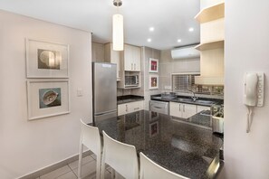 Full-size fridge, microwave, stovetop, dishwasher - 14 The Shades (Umhlanga)