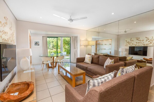 40-inch flat-screen TV with satellite channels, TV - 14 The Shades (Umhlanga)