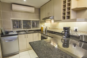 อพาร์ทเมนท์ (Self-Catering) | ครัวส่วนตัว | ตู้เย็นขนาดใหญ่, ไมโครเวฟ, เตาประกอบอาหาร, เครื่องล้างจาน