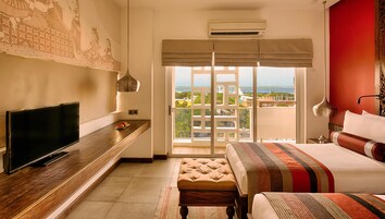 Minibar, caja de seguridad en la habitación y escritorio 