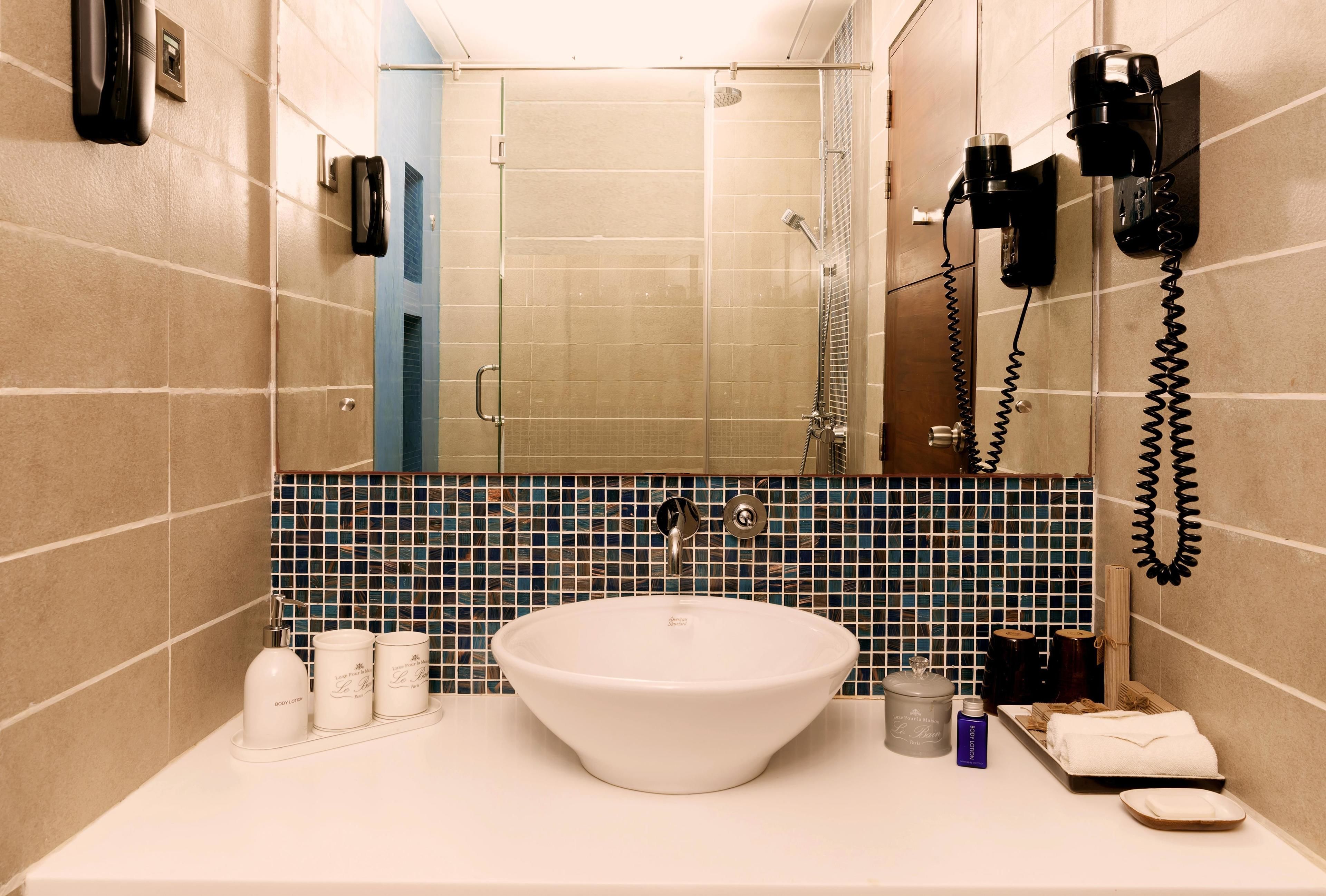 deluxe room | bathroom sink