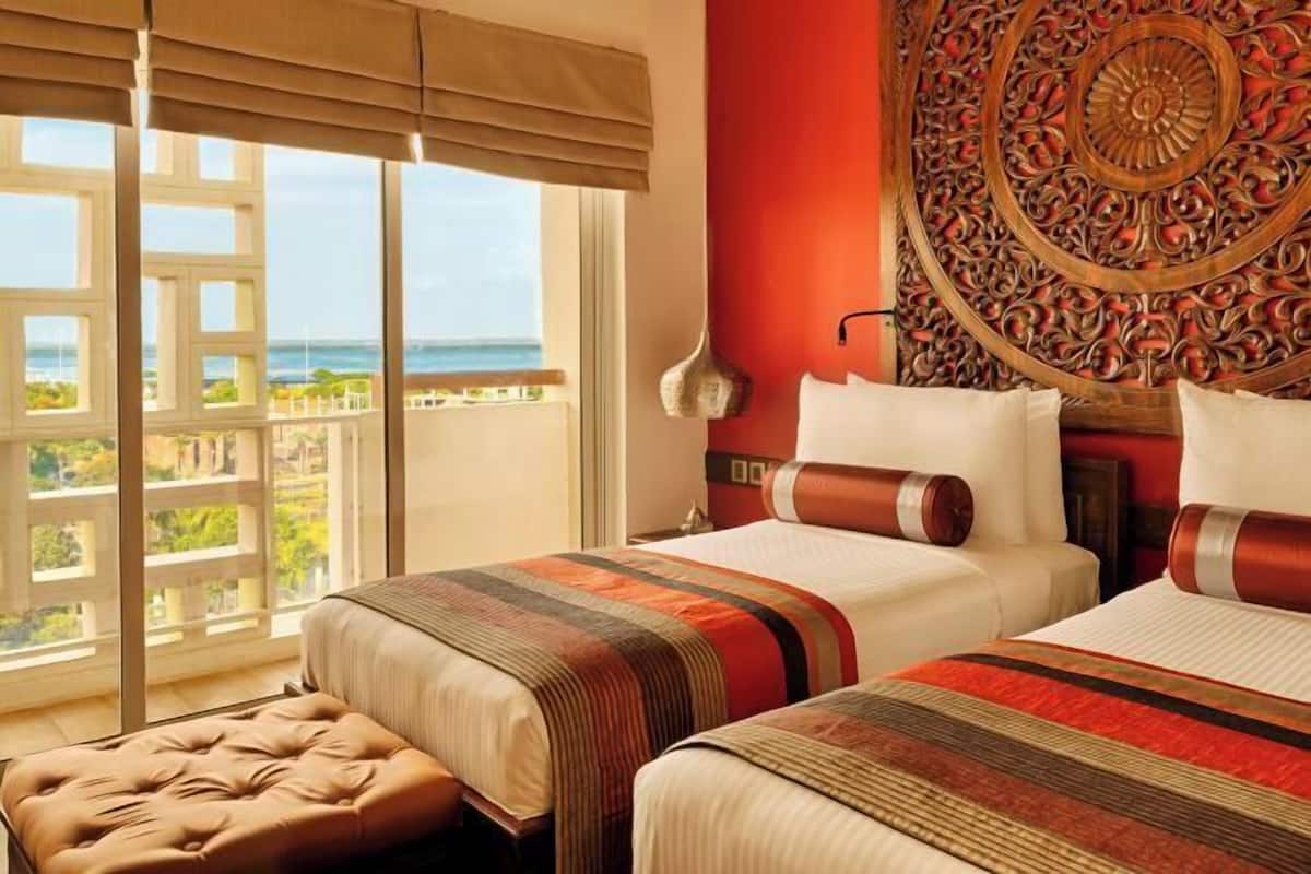 Minibar, caja fuerte, escritorio y sistema de insonorización