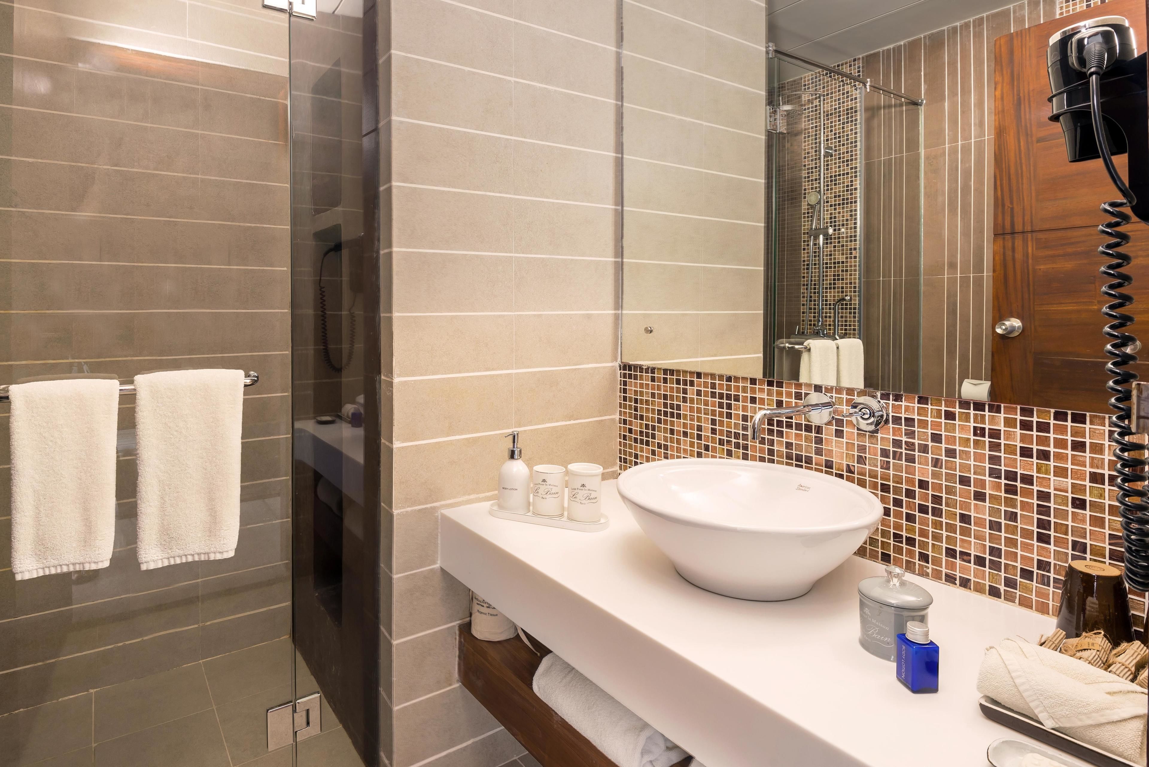 deluxe room | bathroom amenities | shower, free toiletries, hair dryer, bathrobes