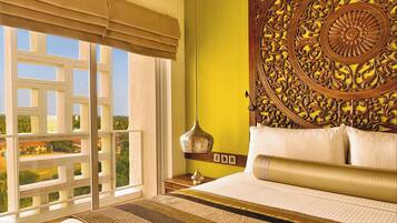 Una habitación de hotel con una cama grande, vistas por la ventana y un panel decorativo en la pared.