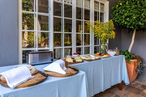 Daily continental breakfast for a fee - In Abundance Guest House (Montagu)
