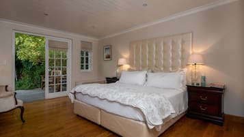 Zimmer (4) | Zimmersafe, individuell dekoriert, laptopgeeigneter Arbeitsplatz