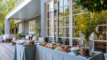 Daily continental breakfast (ZAR 150 per person)