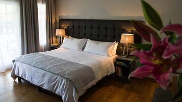 Room (3) | Peti besi dalam bilik, dihias secara berasingan