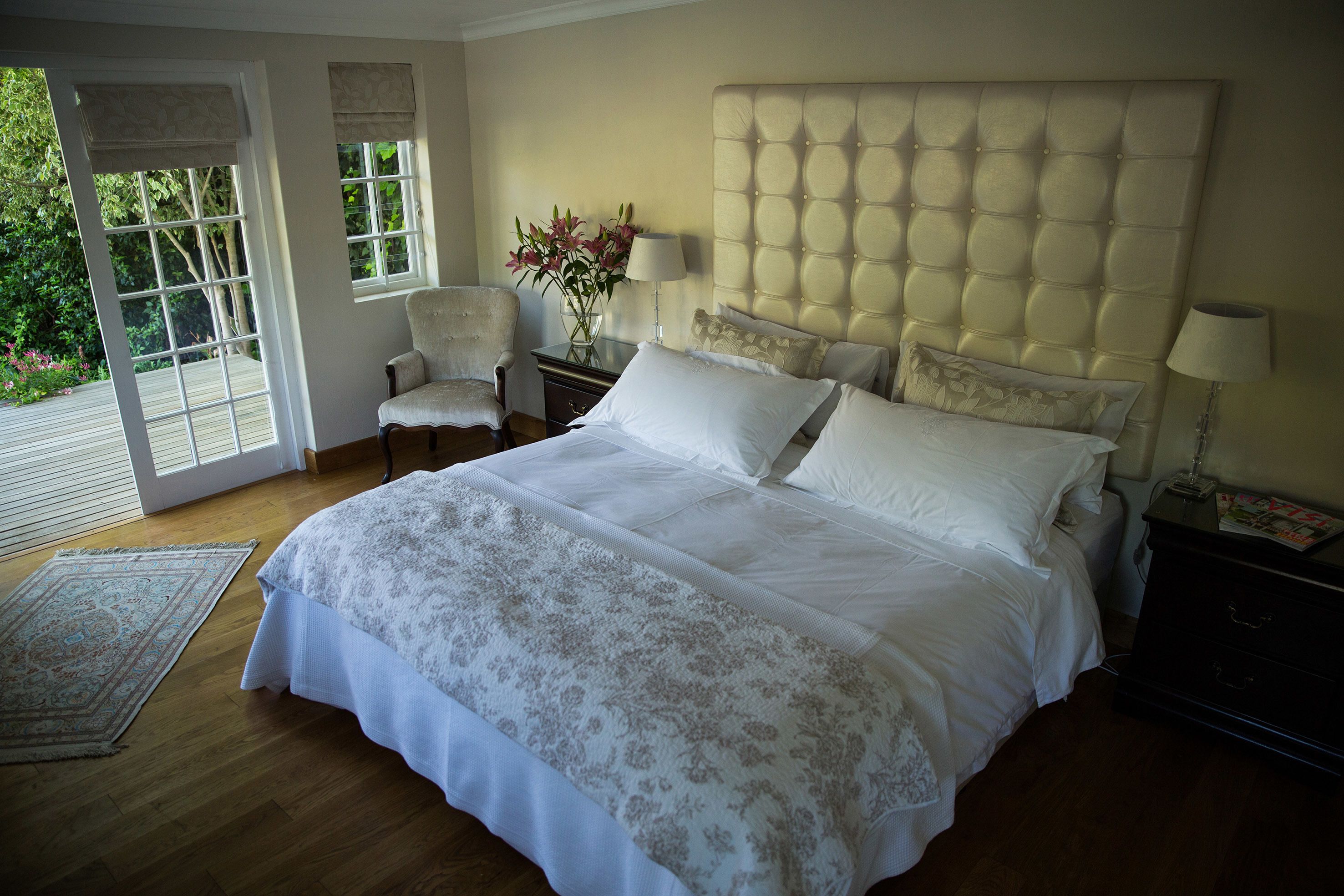 Zimmersafe, individuell dekoriert, laptopgeeigneter Arbeitsplatz