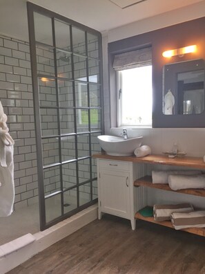 Gatehouse Cottage | Bathroom | Shower, free toiletries, hair dryer, towels