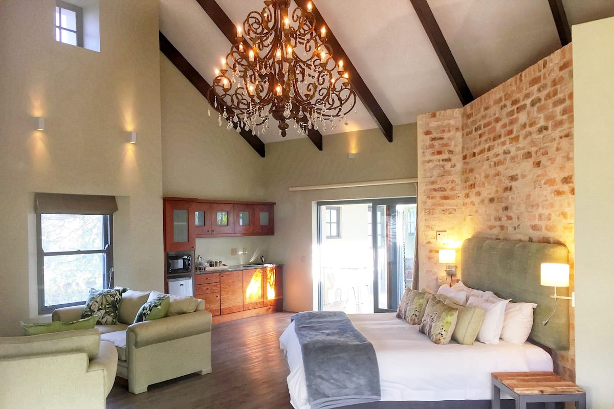 Deluxe Suite | Minibar, in-room safe, individually decorated, individually furnished