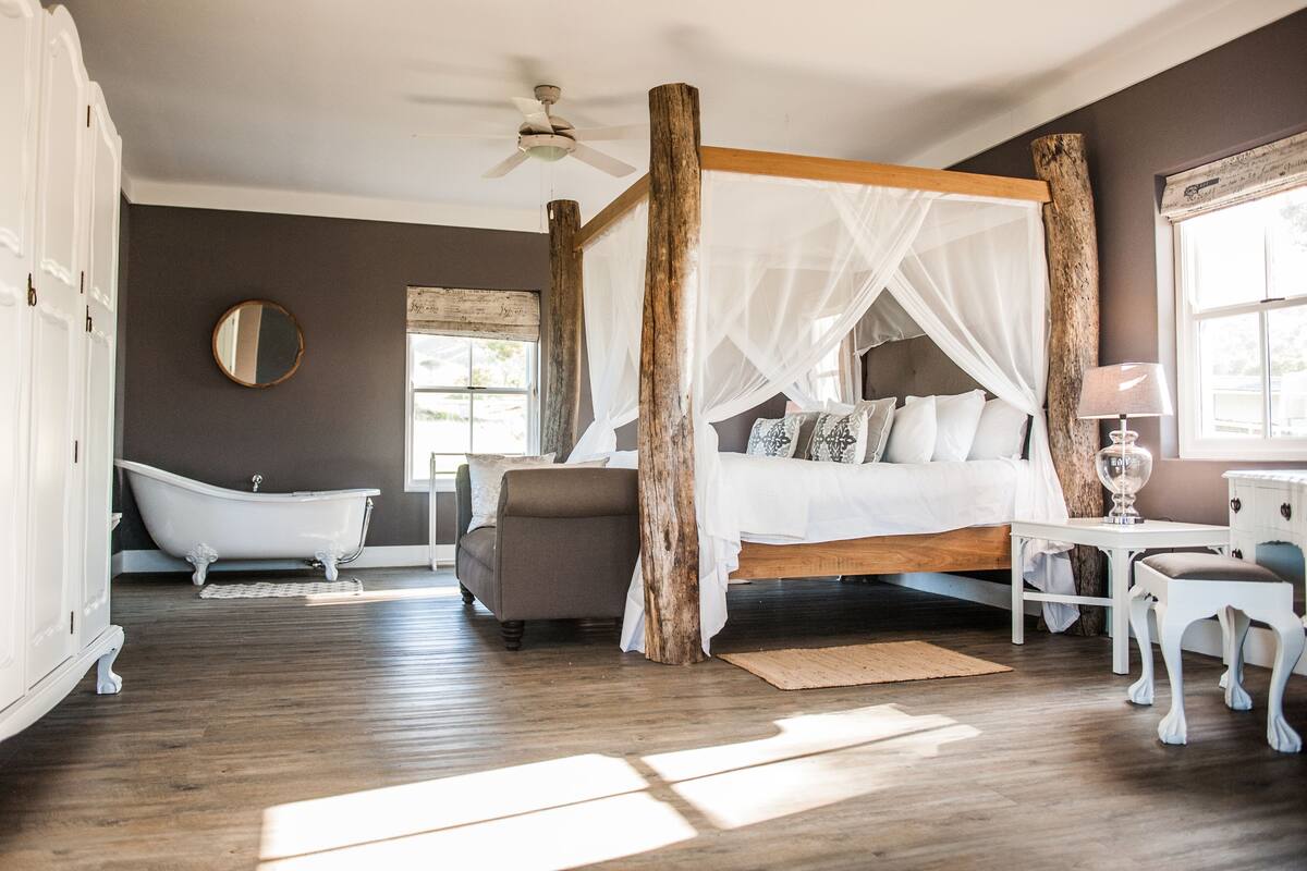 Gatehouse Cottage | Minibar, in-room safe, individually decorated, individually furnished