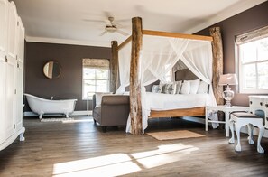 Cottage (Gatehouse 2) | Een minibar, een kluis op de kamer, individueel gedecoreerd