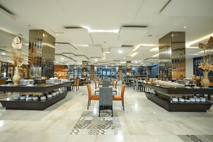 2 间餐厅，供应早餐、午餐和晚餐，国际美食