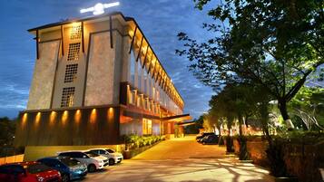 Fachada da propriedade à noite