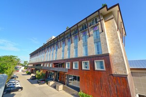 Fachada de la propiedad por la tarde o noche