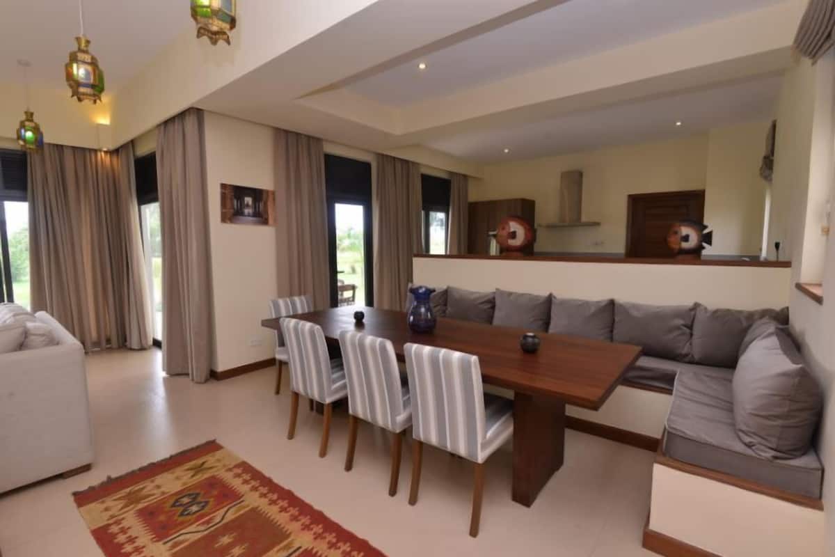 Casa, 4 habitaciones | Servicio de comidas en la habitación