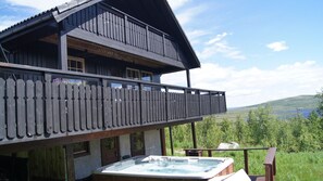 CabaƱa, 6 habitaciones, hidromasaje (Towel, bed linen & cleaning not incl) | Vista a la montaƱa
