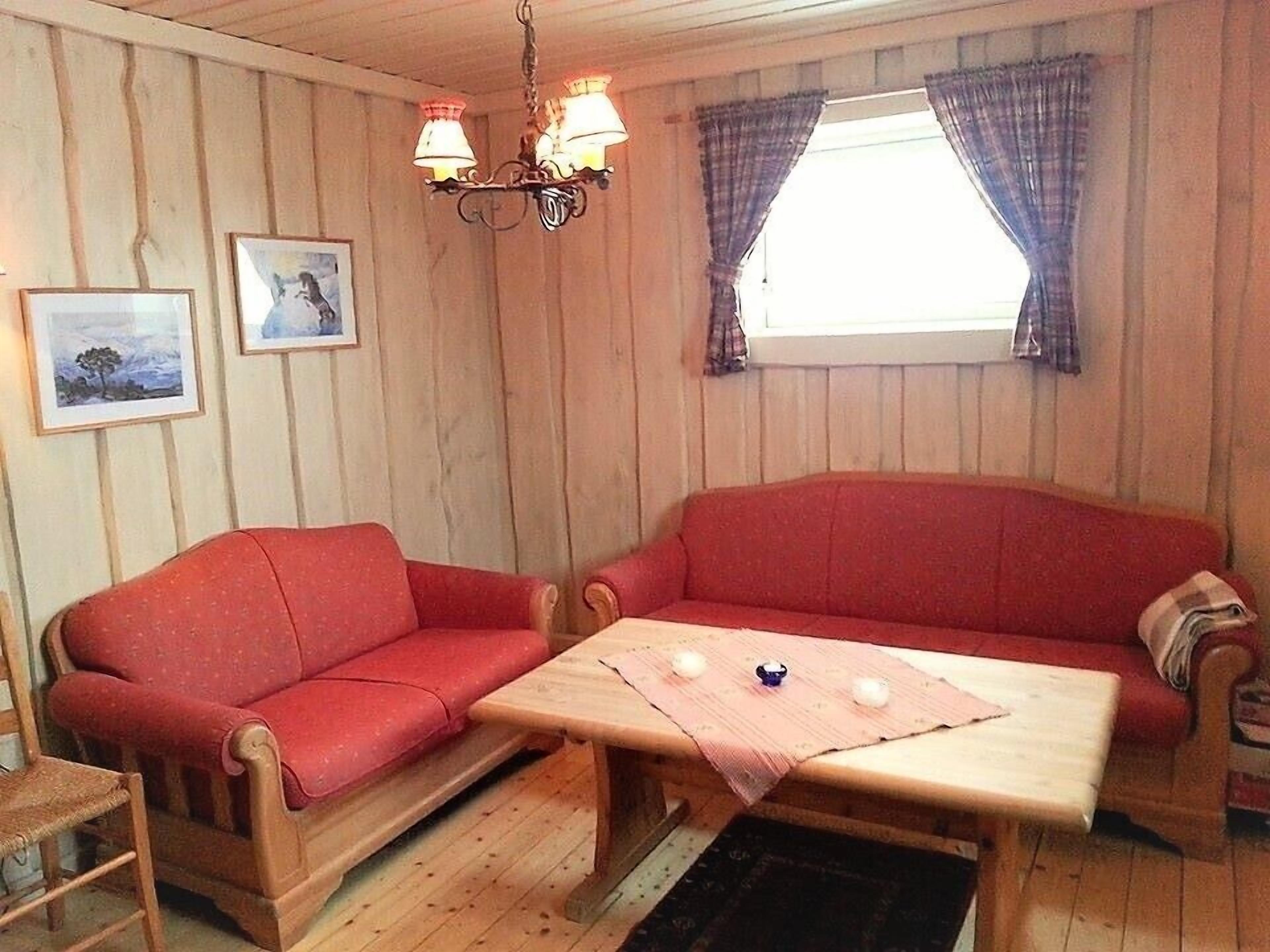 cabin, 6 bedrooms, jetted tub (towel, bed linen & cleaning not incl) | living room | flat-screen tv