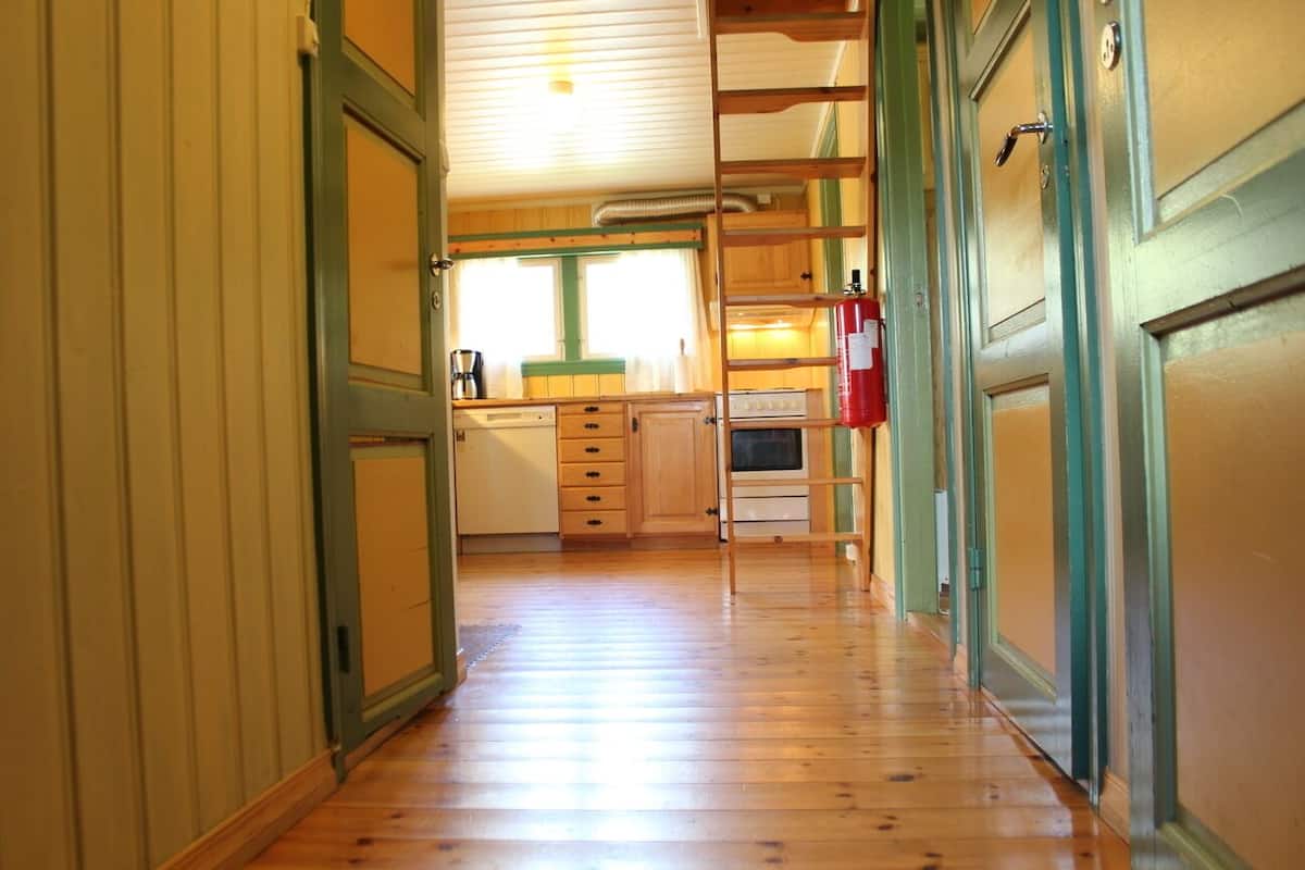 cabin, 4 bedrooms, jetted tub (towel, bed linen & cleaning not incl) | private kitchen