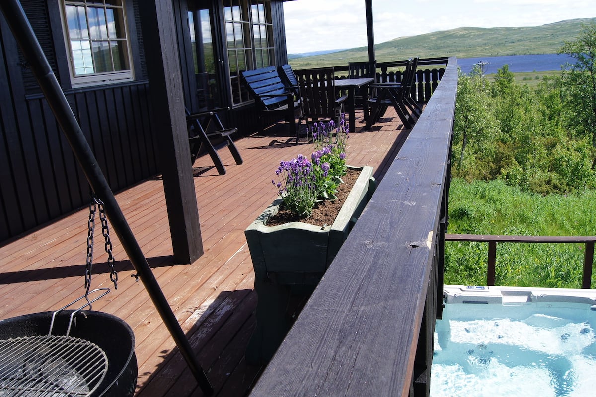 Cabin, 6 Bedrooms, Jetted Tub (Towel, bed linen & cleaning not incl) | Private spa tub