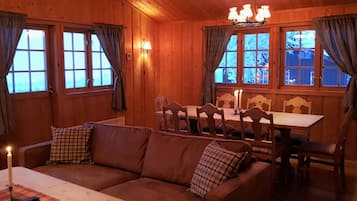 Hytte, 4 soverom, massasjebadekar (Towel, bed linen & cleaning not incl) | Oppholdsområde | Flatskjerm-TV