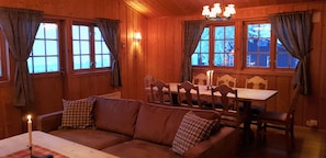 Cabin, 4 Bedrooms, Jetted Tub (Towel, bed linen & cleaning not incl) | Living area