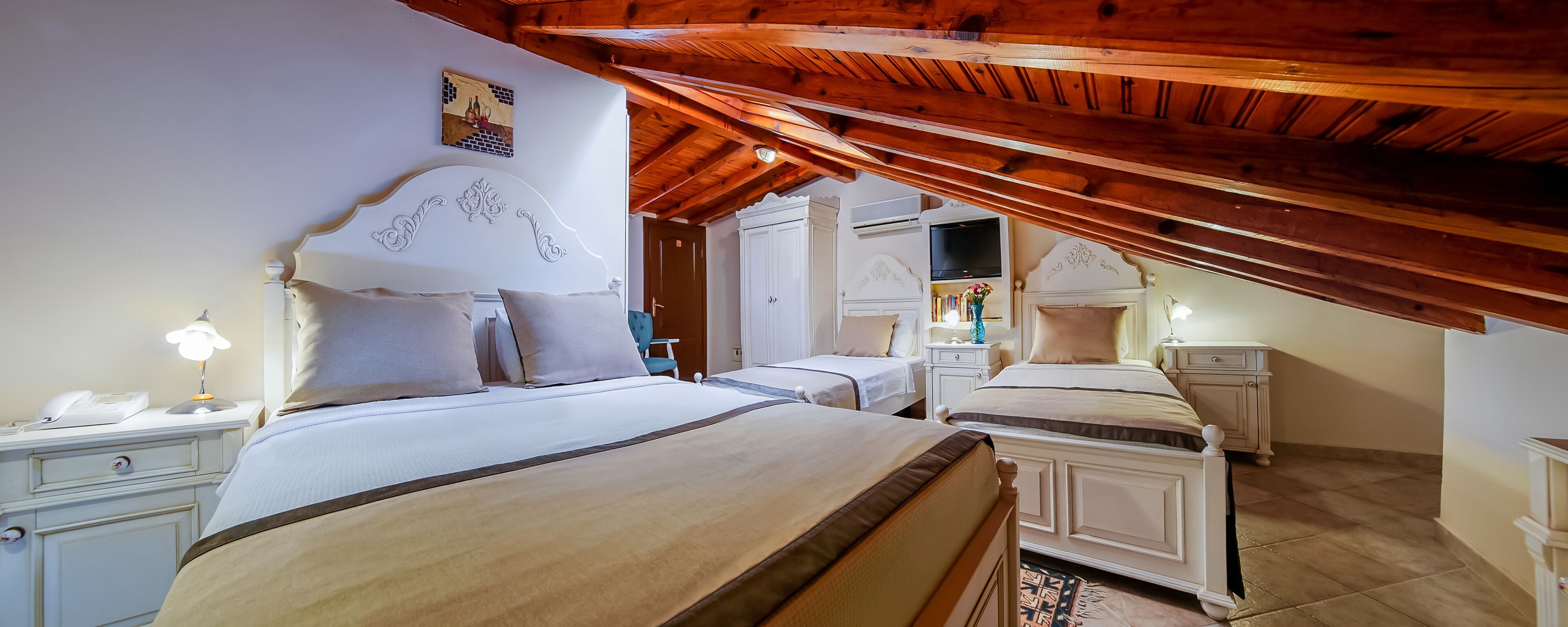 family triple room | 1 bedroom, in-room safe, desk, soundproofing