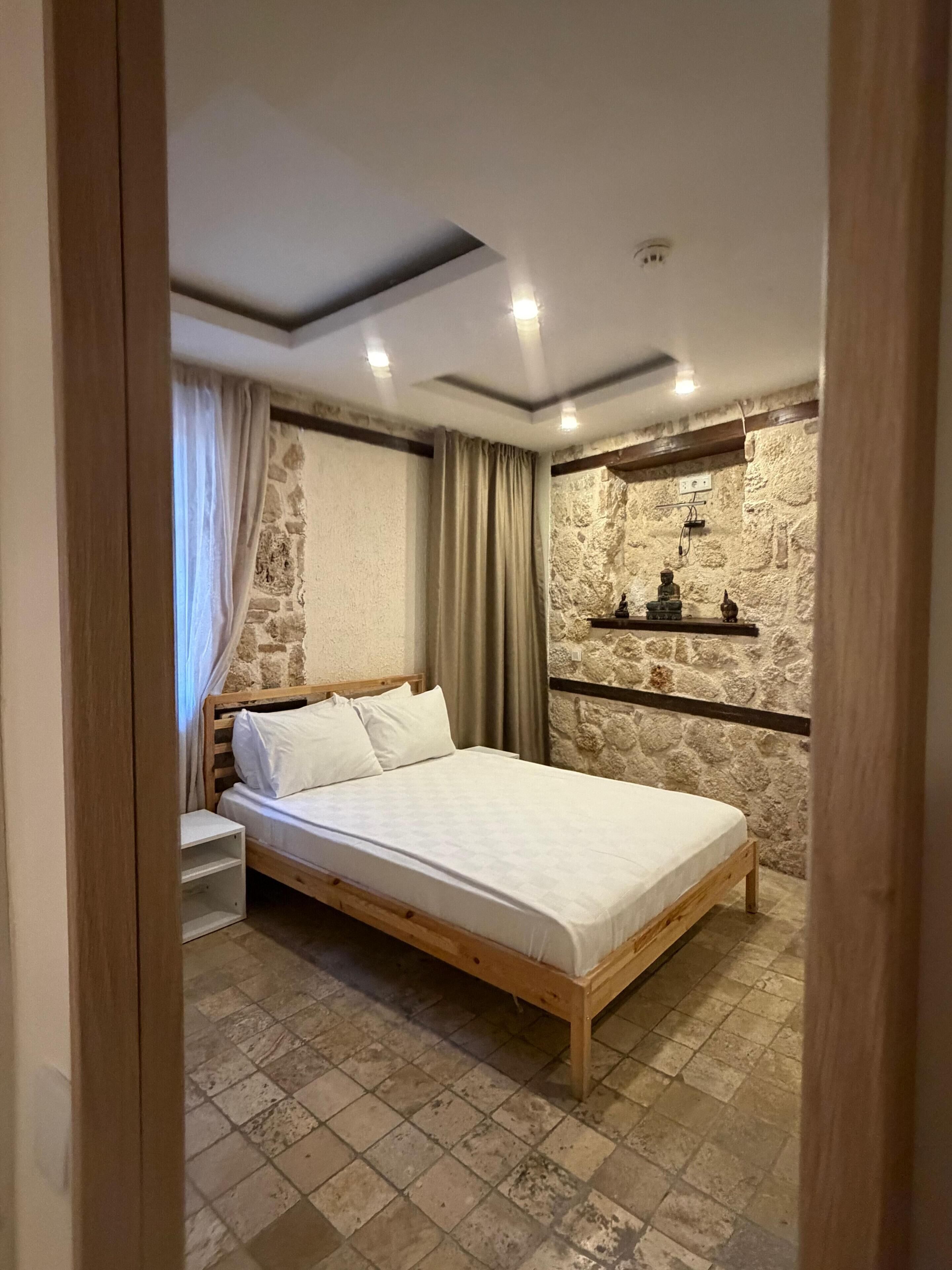 Chambre économique | Minibar, coffre-fort, système d’insonorisation, accès au Wi-Fi (inclus)