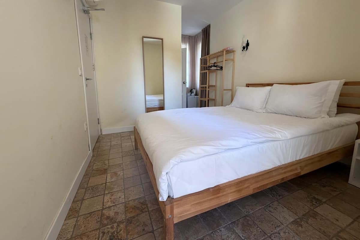 Economy Room | In-room safe, soundproofing, free WiFi, bed sheets