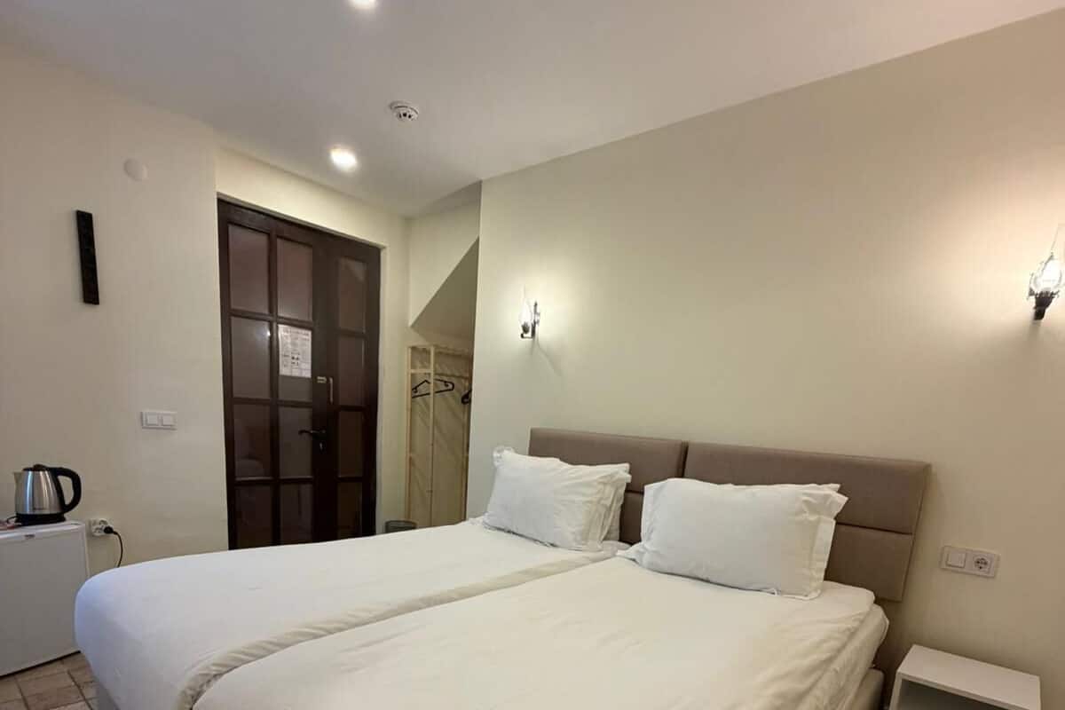 Chambre Ă©conomique avec lits jumeaux | Minibar, coffre-fort, systĂšme dâinsonorisation, accĂšs au Wi-Fi (inclus)