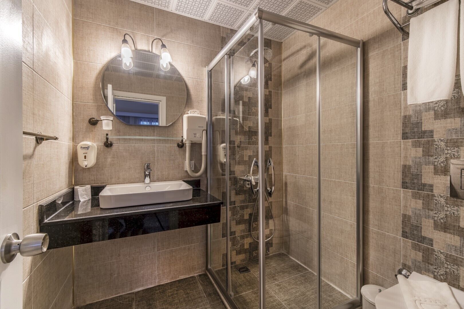 shower, rainfall showerhead, free toiletries, hair dryer