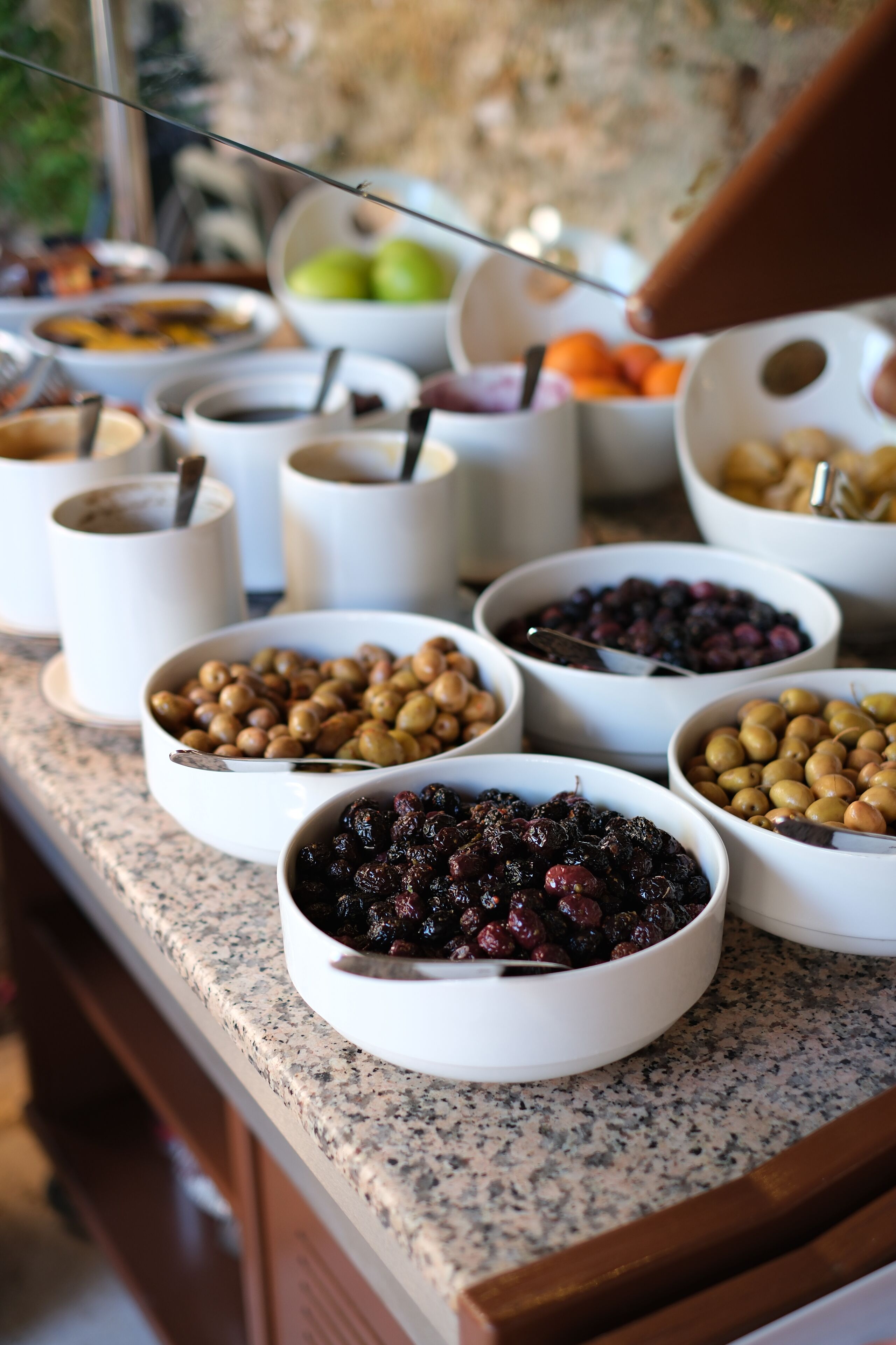 Ein reichhaltiges Buffet mit verschiedenen Speisen.