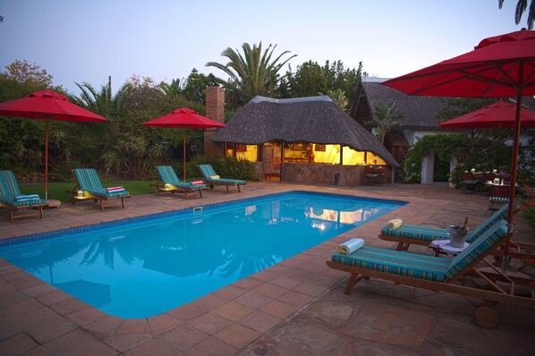 Outdoor pool, sun loungers - Easy Five (Cape Town)