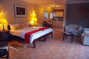 Rhino Studio Apartment | In-room safe, iron/ironing board, free WiFi, bed sheets - Easy Five (Cape Town)